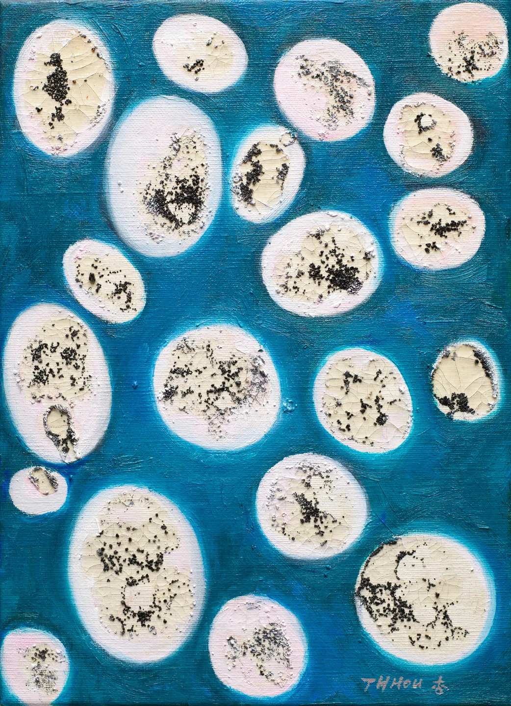 侯翠杏抽象油畫《自然元素XII》，飽和的湖水藍底上浮著十餘個象牙色卵形。